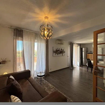 3 Pieces 4 Couchages Rousse شقة